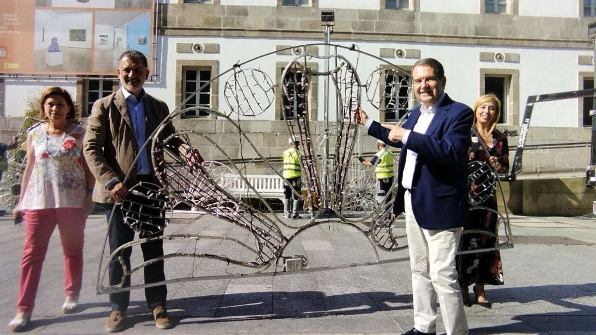 El alcalde de Vigo, Abel Caballero, durante el montaje de las primeras luces. El alcalde de Vigo, Abel Caballero, durante el montaje de las primeras luces.