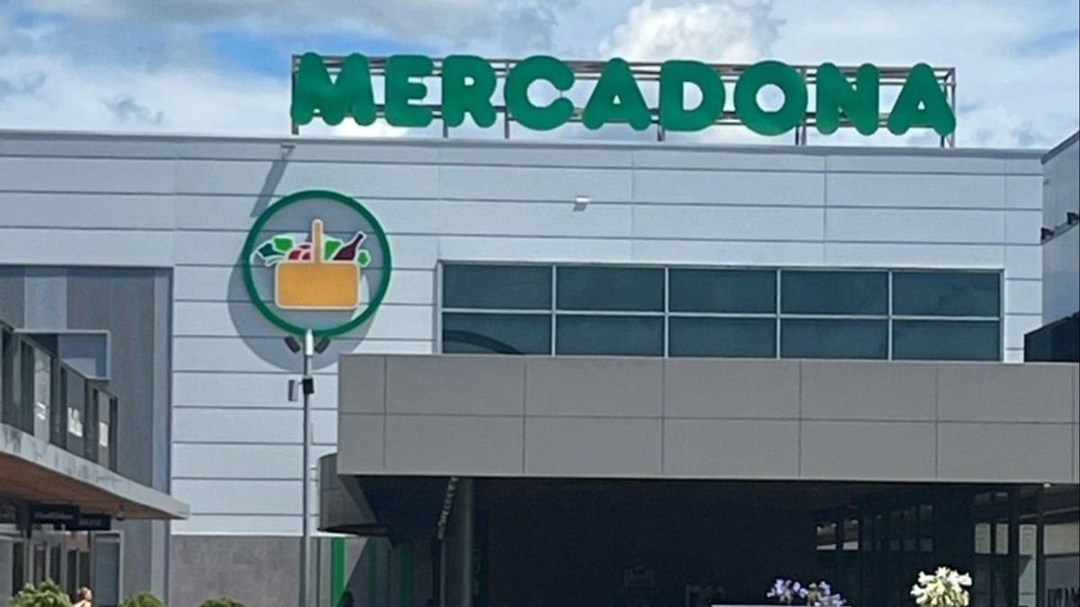 El incremento en la demanda de hielos obliga a supermercados como Mercadona y Consum a limitar su venta El incremento en la demanda de hielos obliga a supermercados como Mercadona y Consum a limitar su venta