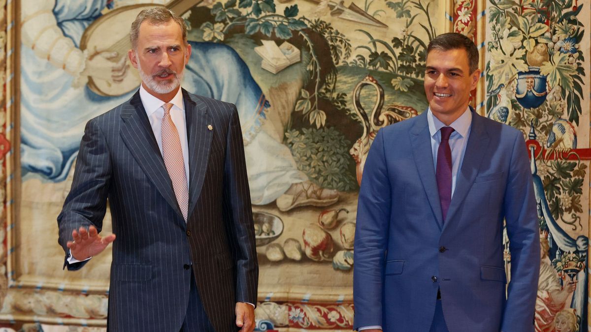 El presidente del Gobierno, Pedro Sánchez, y el rey Felipe VI  inician el despacho de verano en el Palacio de la Almudaina