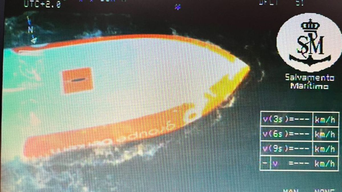 Imagen del velero volcado a unas 14 millas de las Illas Sisargas. Imagen del velero volcado a unas 14 millas de las Illas Sisargas.