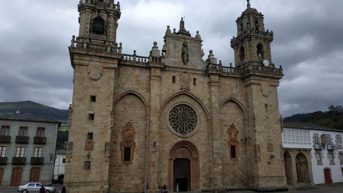 La Catedral de Mondoñedo recupera la policromía del retablo y pinturas de murales La Catedral de Mondoñedo recupera la policromía del retablo y pinturas de murales