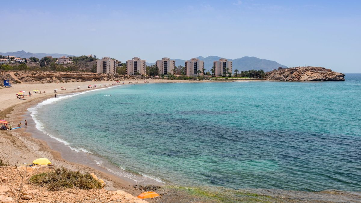Playa de El Mojón, en Murcia, donde ha fallecido un joven de 18 años al precipitarse un puesto de vigilancia