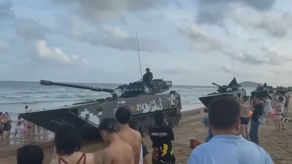 Tanques en plena playa ante la mirada de los bañistas: la amenaza china se cierne sobre Taiwán