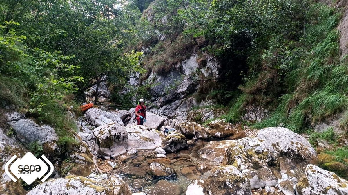 Un bombero en un rescate en Asturias Un bombero en un rescate en Asturias