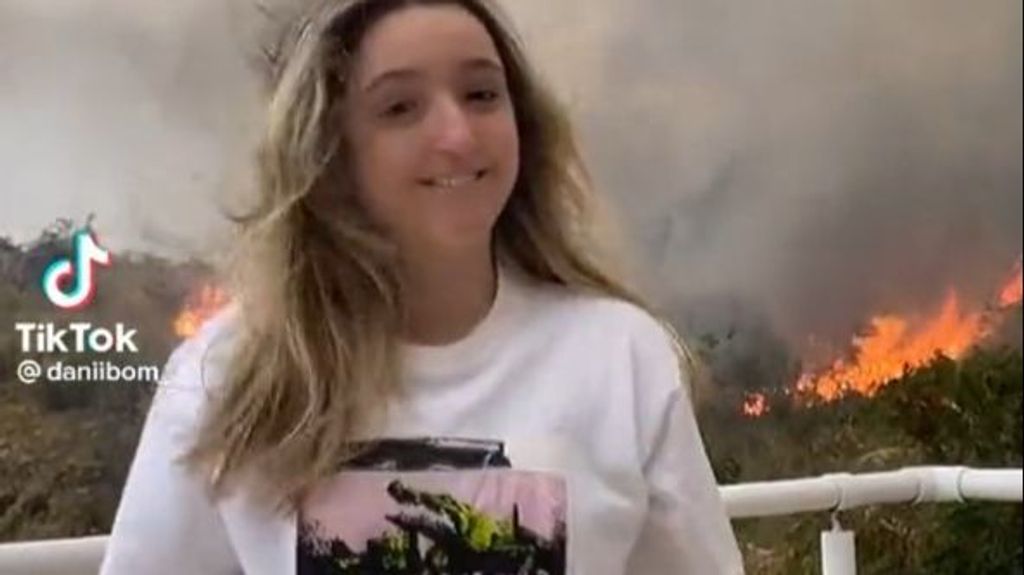 Una tiktoker baila mientras un fuego devora un monte