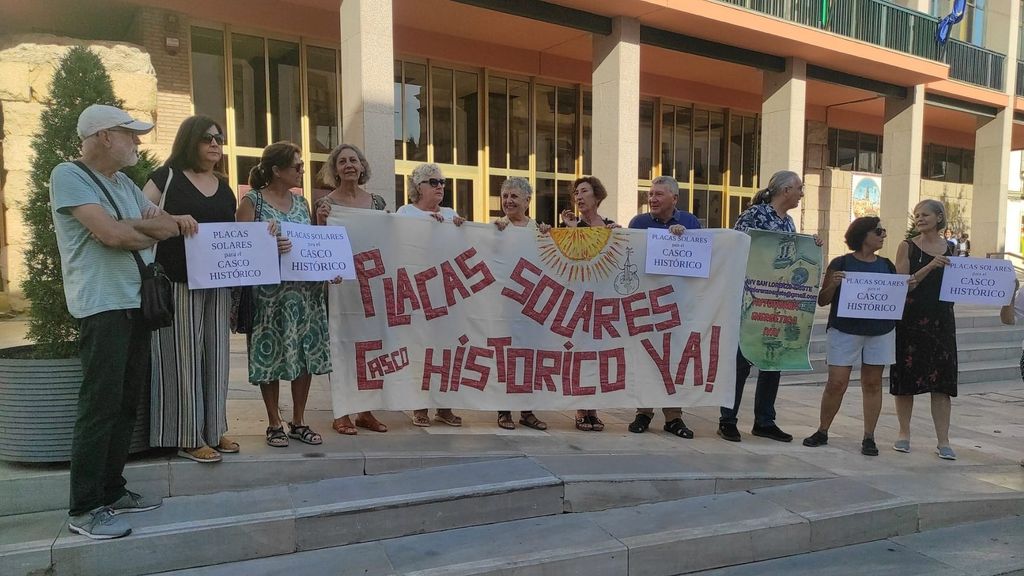 Vecinos del casco histórico protestando por la restricción para instalar placas solares