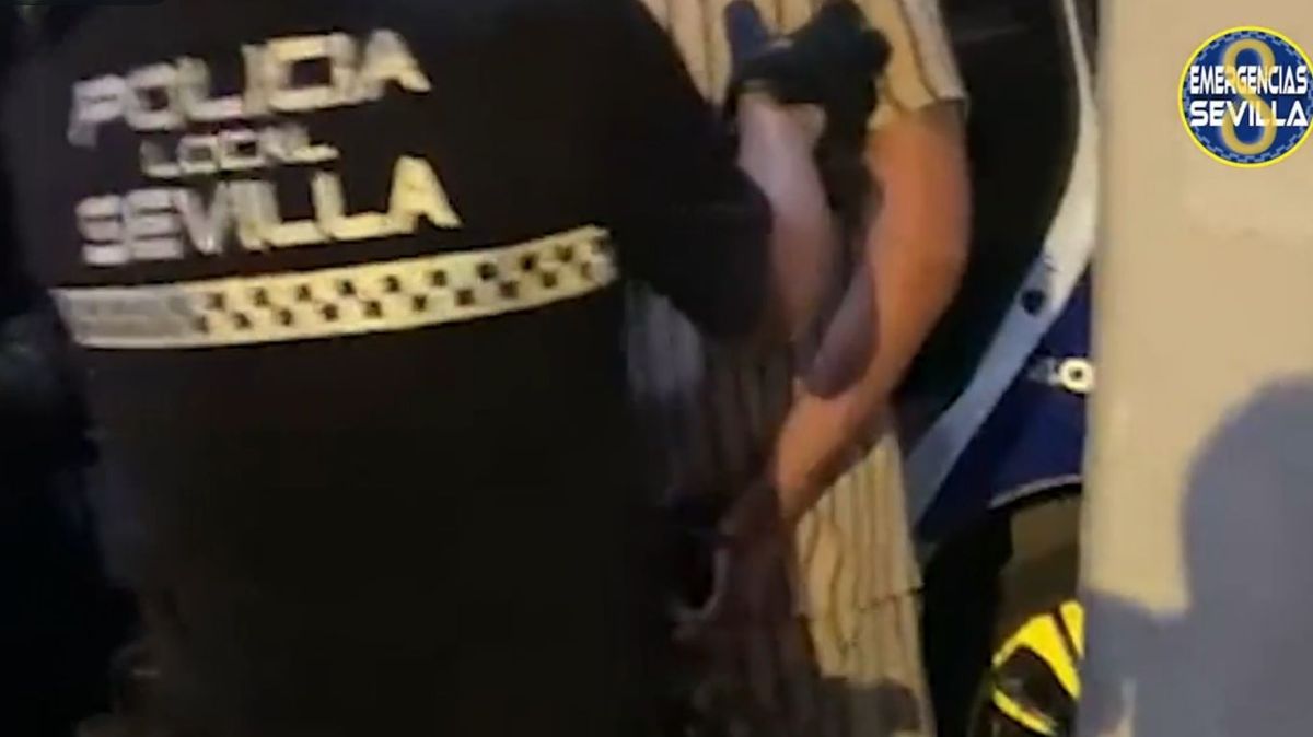 Detenido en Sevilla por agredir a su mujer y dar la voz de alarma su hijo de 8 años Detenido en Sevilla por agredir a su mujer y dar la voz de alarma su hijo de 8 años