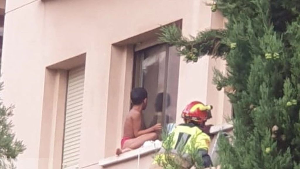 La Policía salva a un menor de 8 años de caer desde una ventana en Teruel: estaba solo en casa