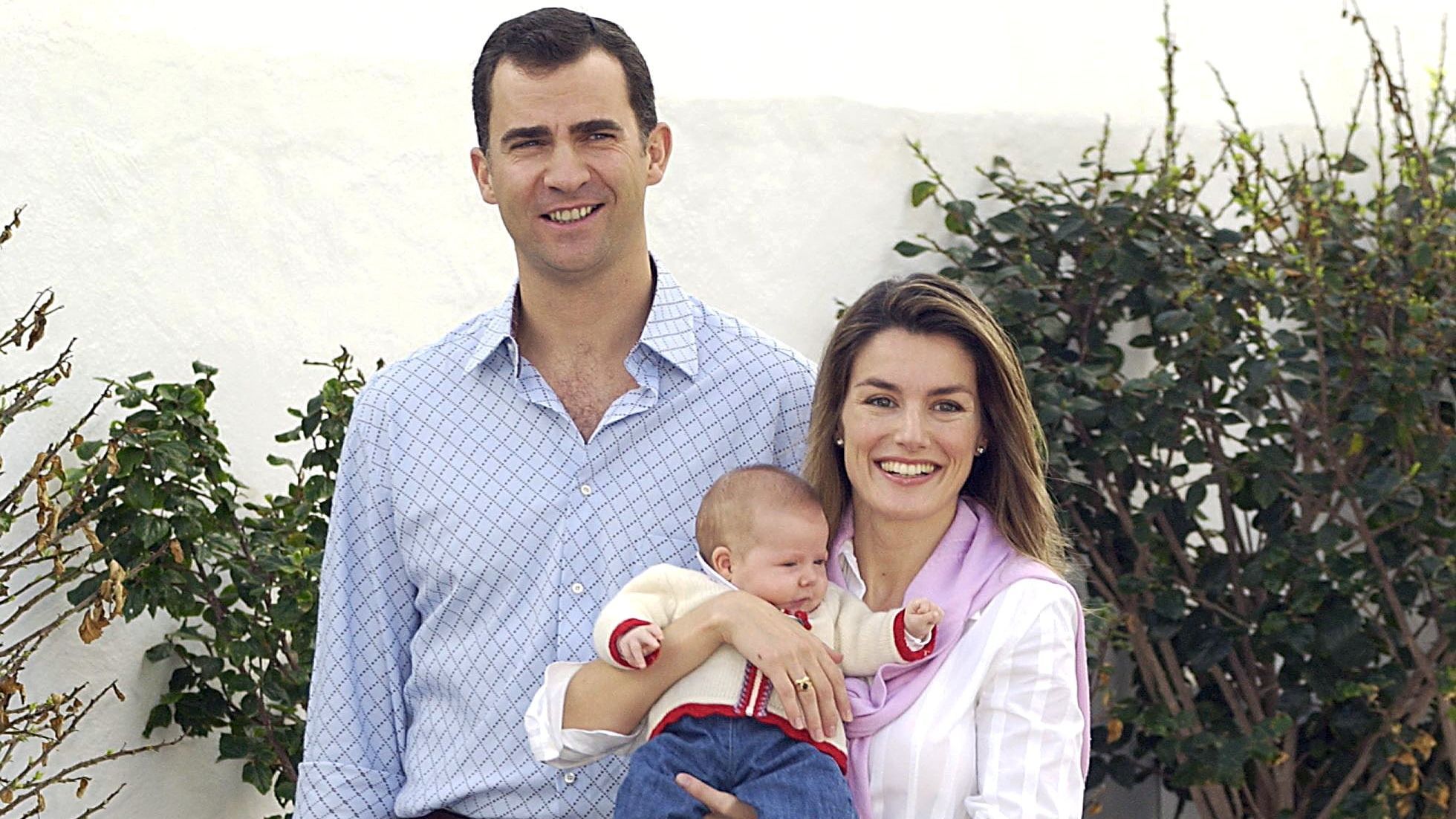 Los entonces príncipes de Asturias, Felipe y Letizia, junto a su hija Leonor en 2005