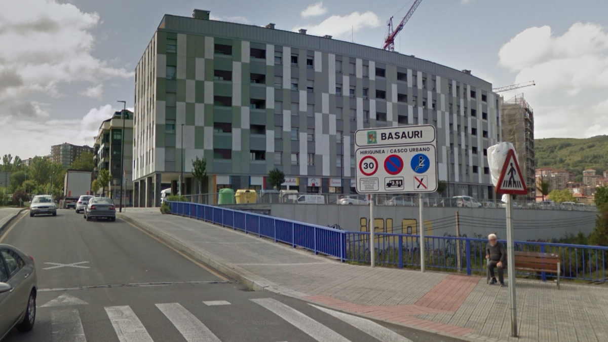 Muere un hombre de 81 años tras ser atropellado por un camión en el centro de Basauri Muere un hombre de 81 años tras ser atropellado por un camión en el centro de Basauri
