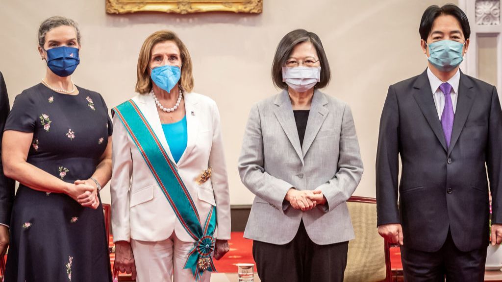 Nancy Pelosi reitera su compromiso con Taiwán y redobla la tensión con China citándose con líderes disidentes