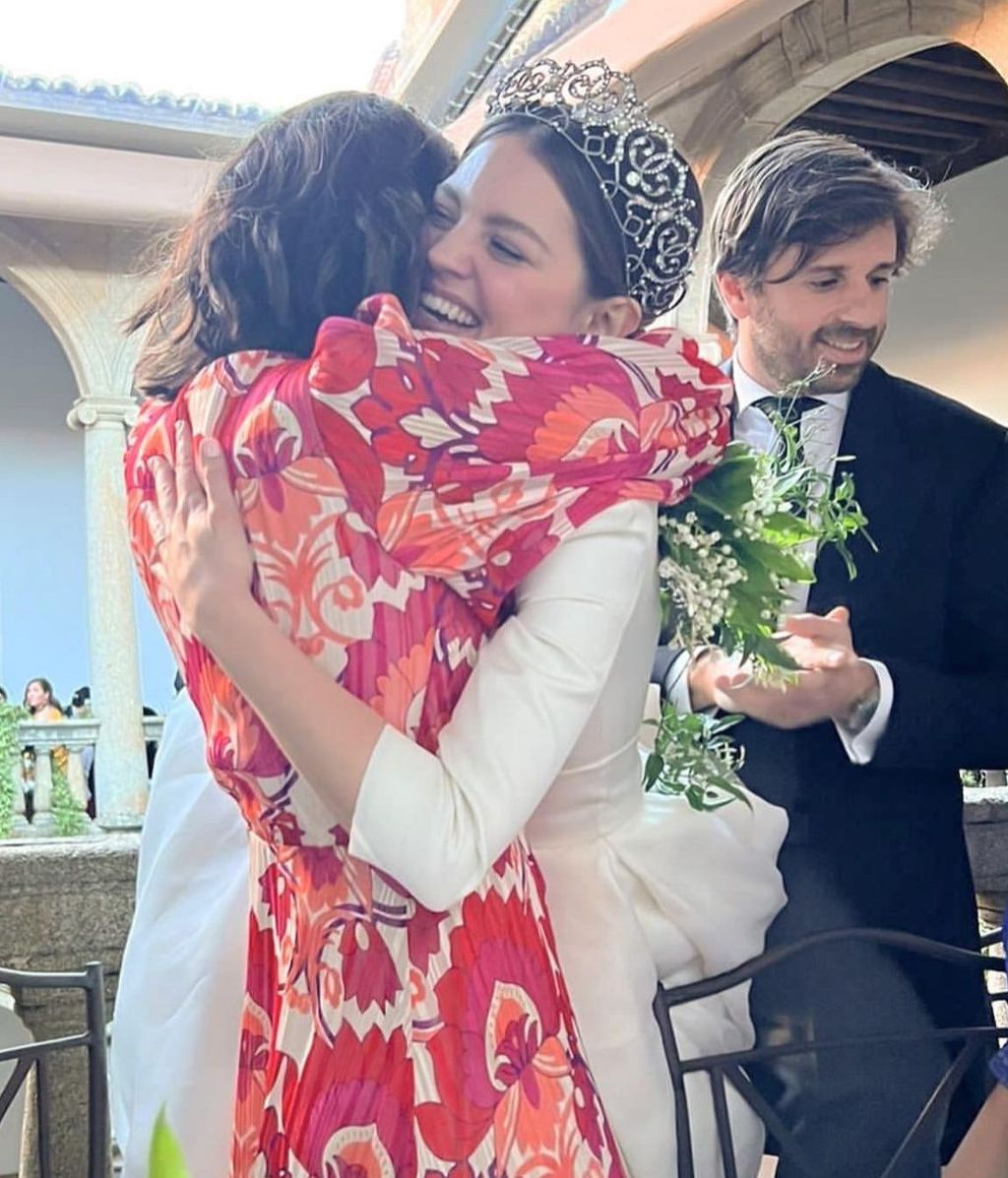 Tamara Falcó abraza a Isabelle en su boda