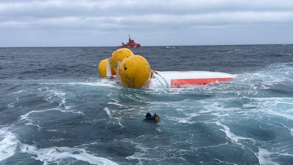 Un buzo, sumergido junto al velero.