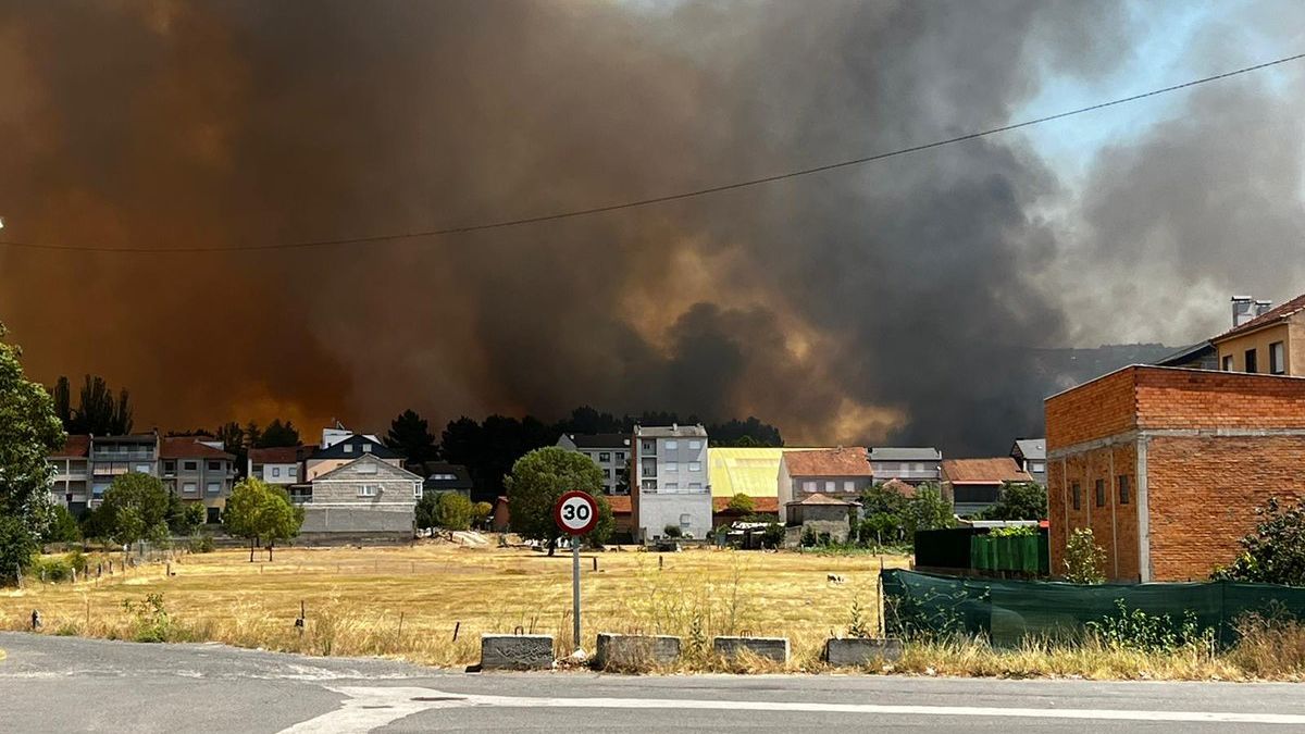 Un voraz incendio forestal pone en riesgo a un núcleo de población en Verín