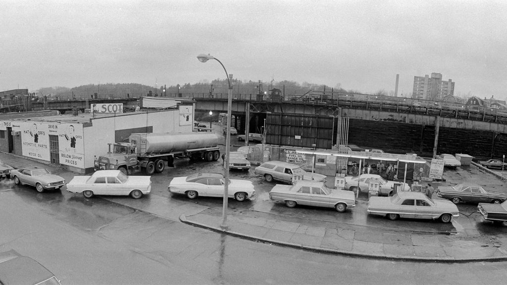 Colas de coches ante una gasolinera de Boston en 1973