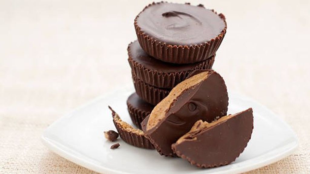 Bombones de chocolate con crema de cacahuete.