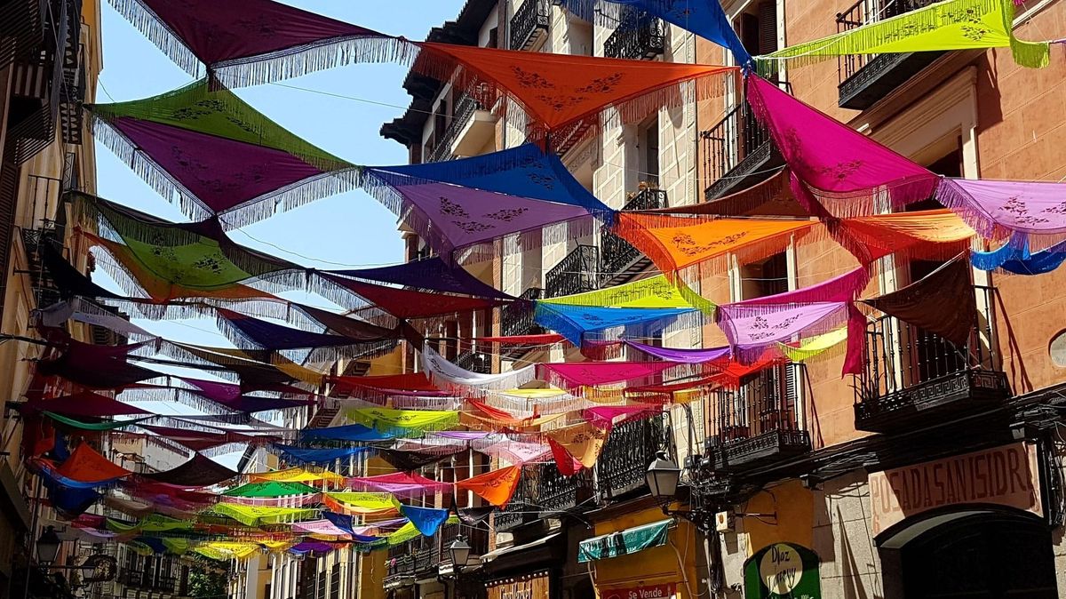 Calles decoradas para recibir las fiestas de Madrid