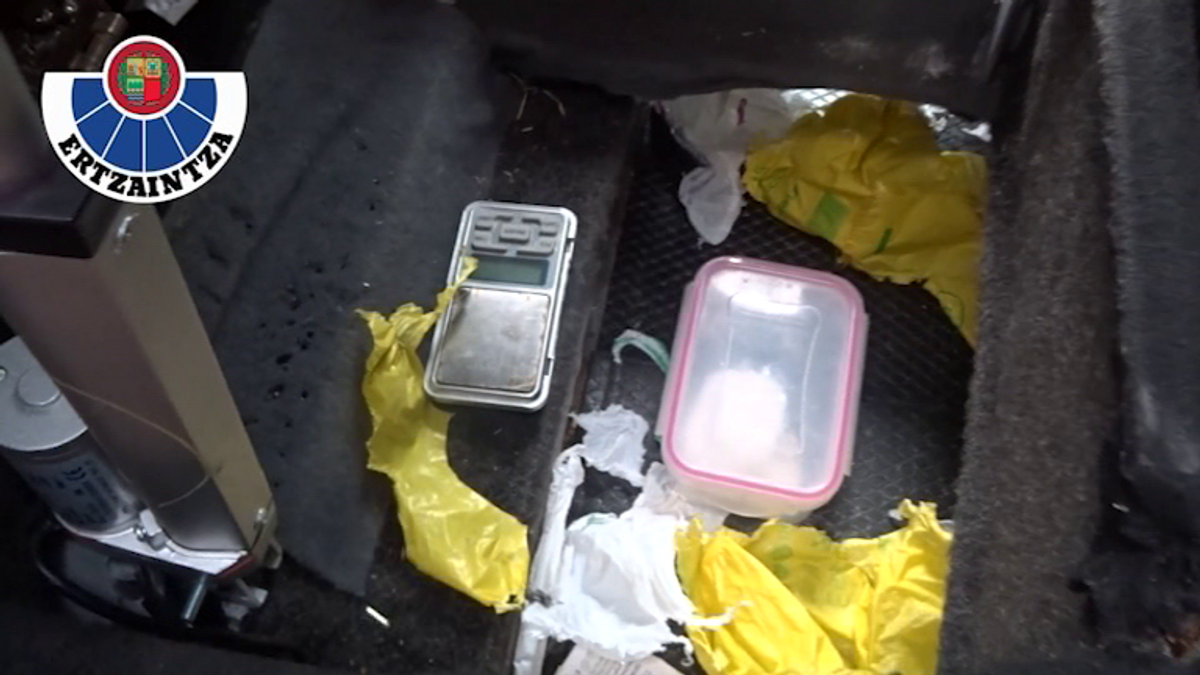 Compartimento oculto en el vehículo del detenido por tráfico de drogas
