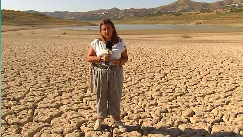 España, en situación crítica por el cambio climático: un pantano que abastece a 14 municipios de Málaga, convertido en un secarral