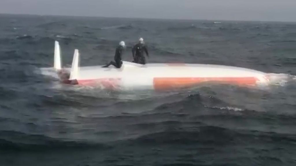 Las imágenes más espectaculares del rescate de un tripulante francés rascatado debajo del casco de su barco naufragado