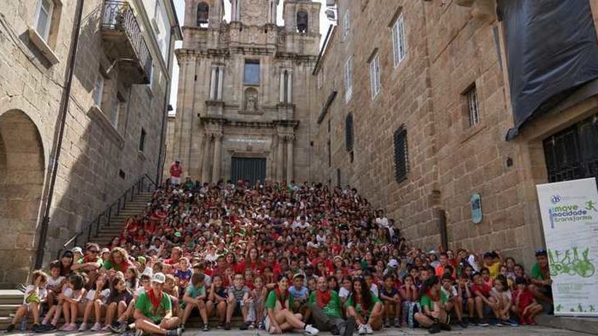 Niños que participaron en el acto. Niños que participaron en el acto.