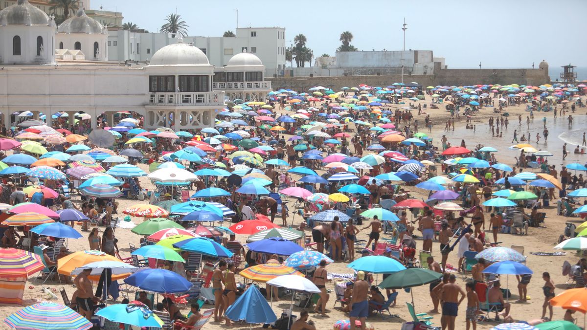 Playa de la Caleta (Cádiz) abarrotada en agosto 2021. ARCHIVO Playa de la Caleta (Cádiz) abarrotada en agosto 2021. ARCHIVO