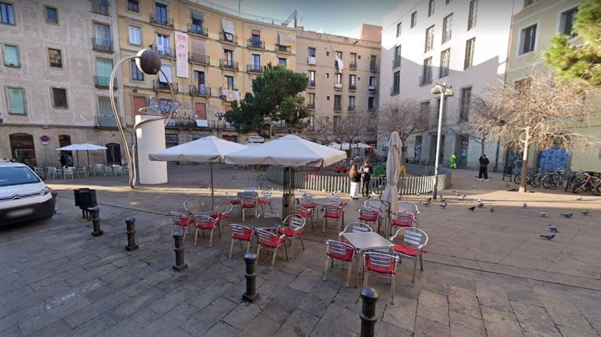 Terrazas en la plaza de George Orwell en Barcelona Terrazas en la plaza de George Orwell en Barcelona