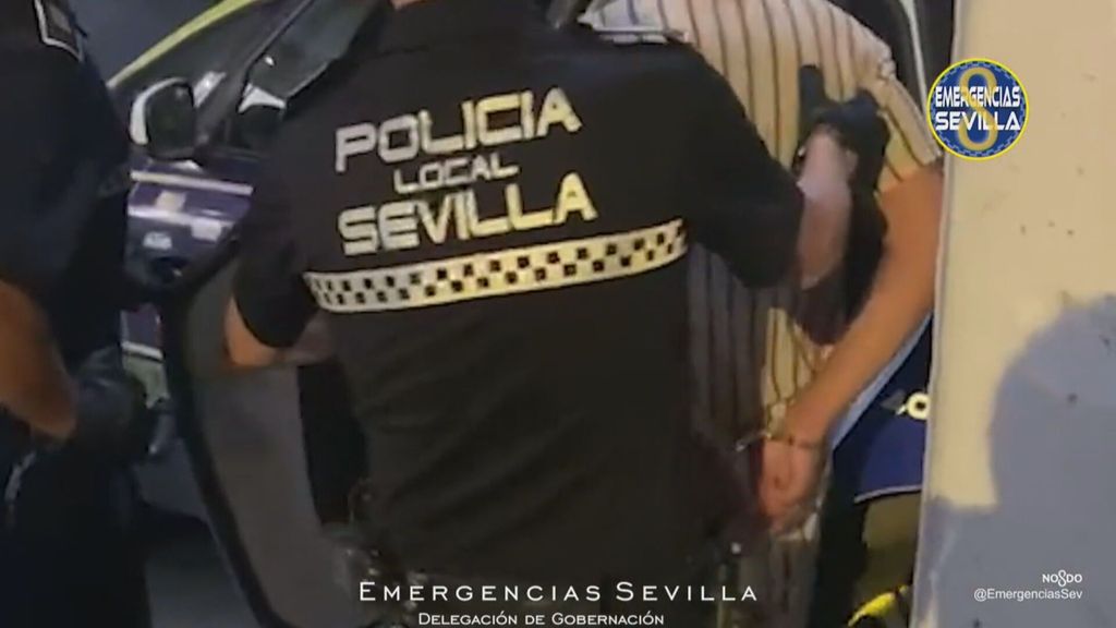 Un niño llama a las autoridades y logra que detengan a su padre, quien estaba pegando a su madre en Sevilla (Agosto 2022)