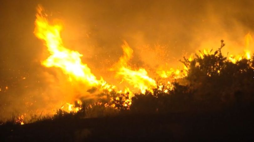 Activada la alerta por proximidad a un núcleo de Caldas de Reis de un incendio que calcina 350 hectáreas