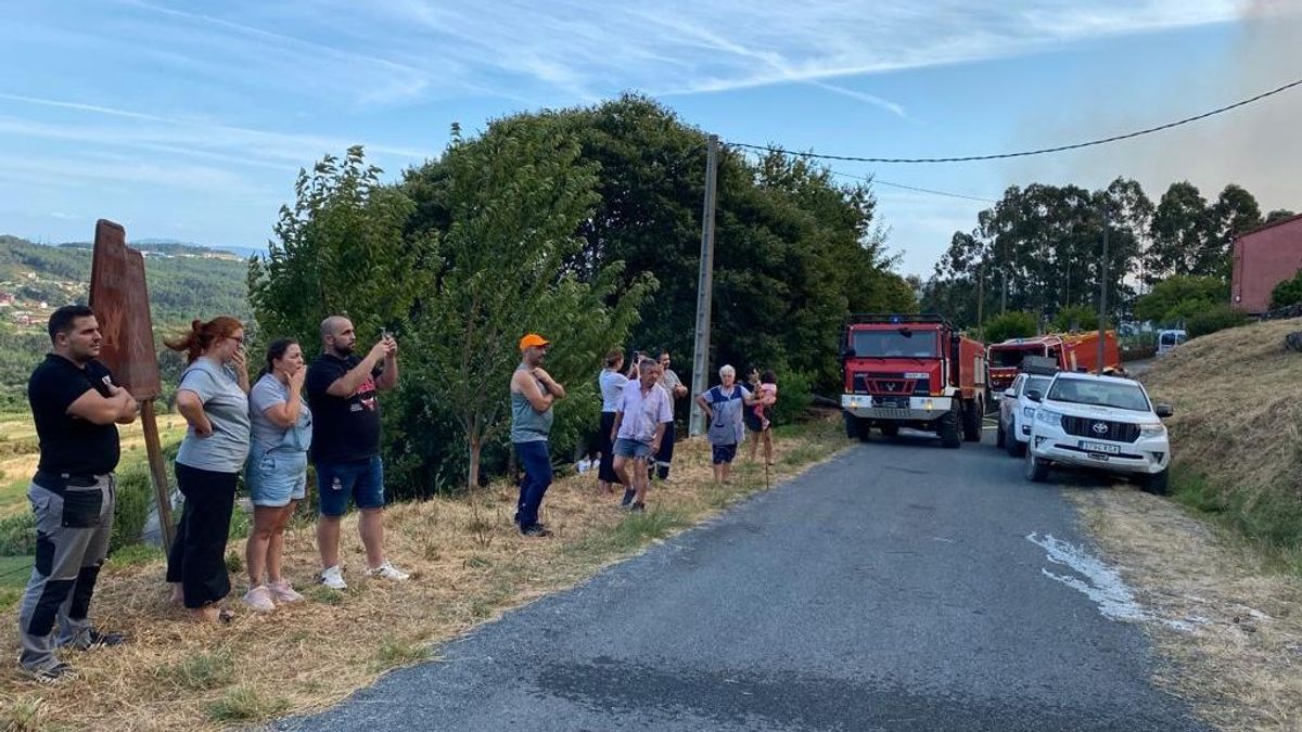 Avanza el fuego en Boiro: decretada la alerta dos por la proximidad de las llamas a las viviendas Avanza el fuego en Boiro: decretada la alerta dos por la proximidad de las llamas a las viviendas