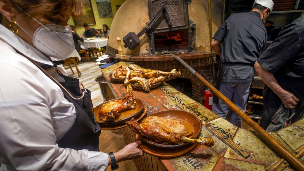 Camareros y cocineros trabajando en un asador