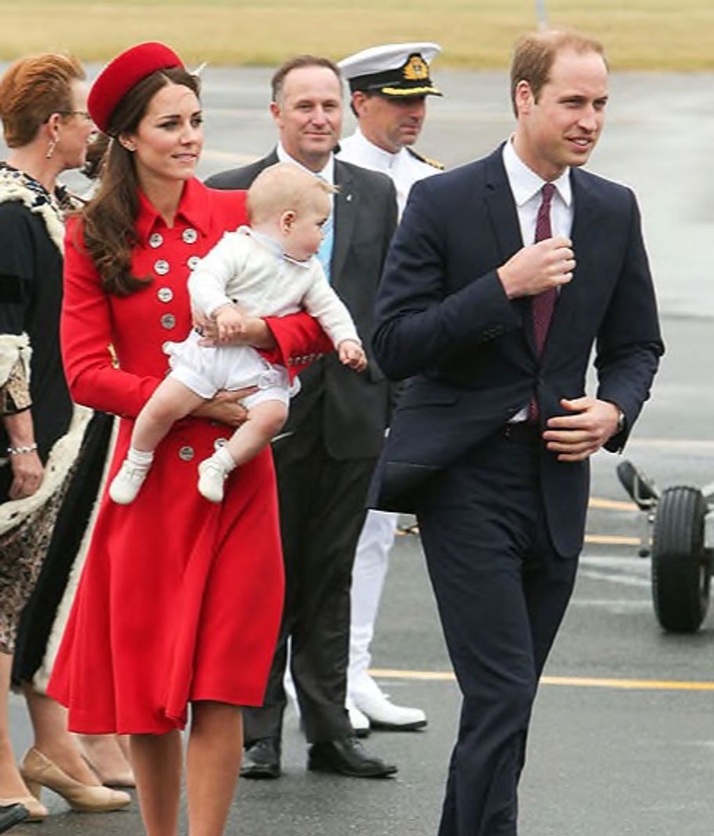 En su primera visita a Australia y Nueva Zelanda se enfundó un conjunto en rojo pasión.