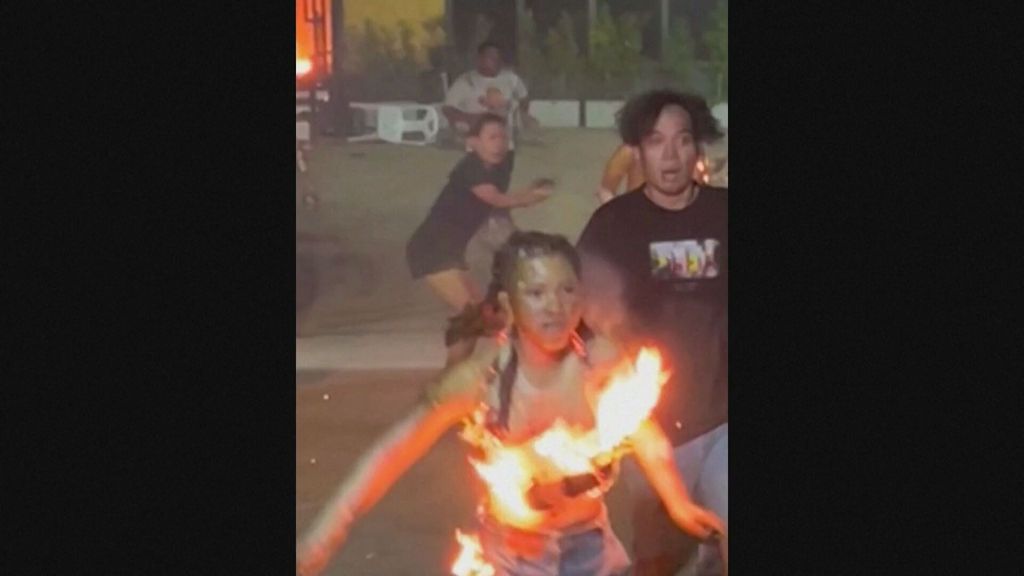 Jóvenes envueltos en llamas en medio del pánico: la imagen del incendio mortal en una discoteca de Tailandia (Agosto 2022)