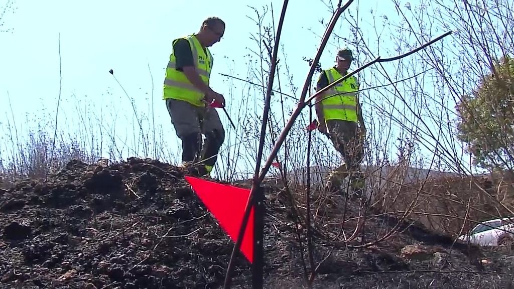 Los detectives del incendio de Verín, en Ourense marcan el avance del fuego con banderines de colores