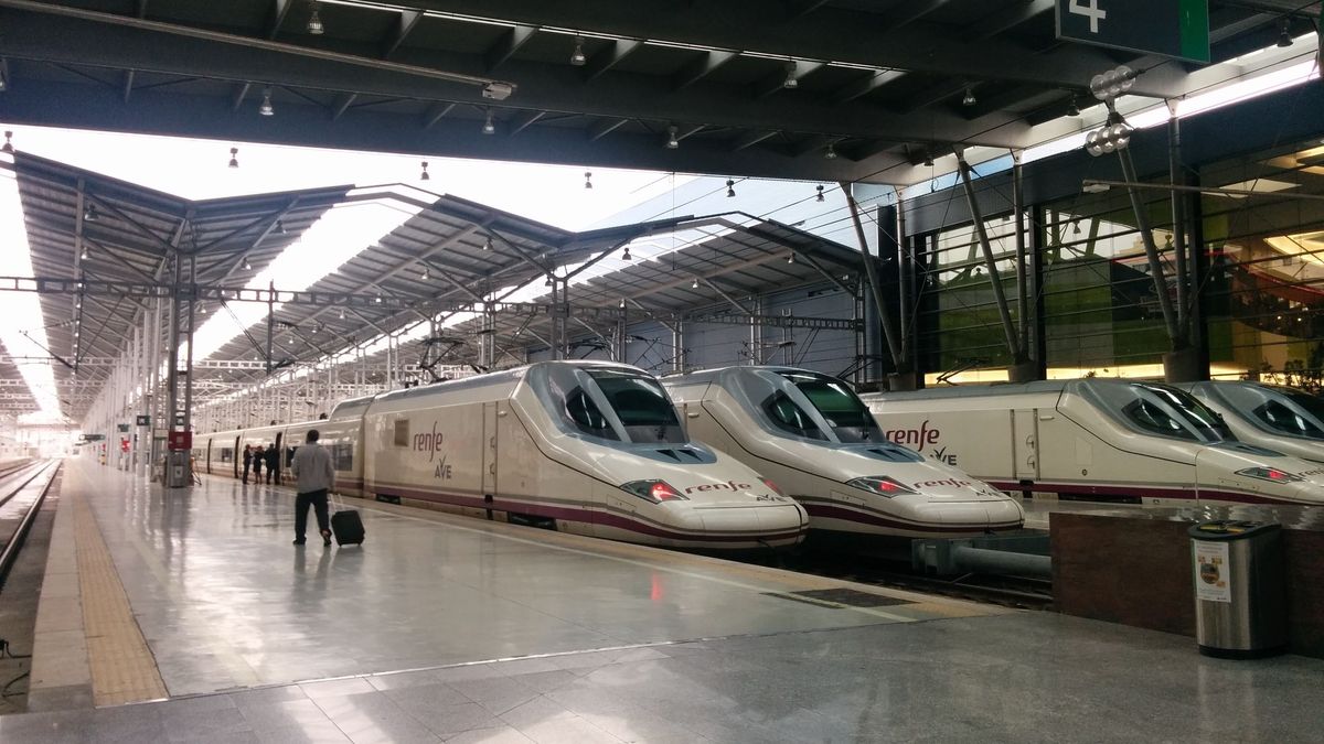 Renfe refuerza el AVE Madrid-Málaga con casi 11.000 plazas adicionales este fin de semana Renfe refuerza el AVE Madrid-Málaga con casi 11.000 plazas adicionales este fin de semana