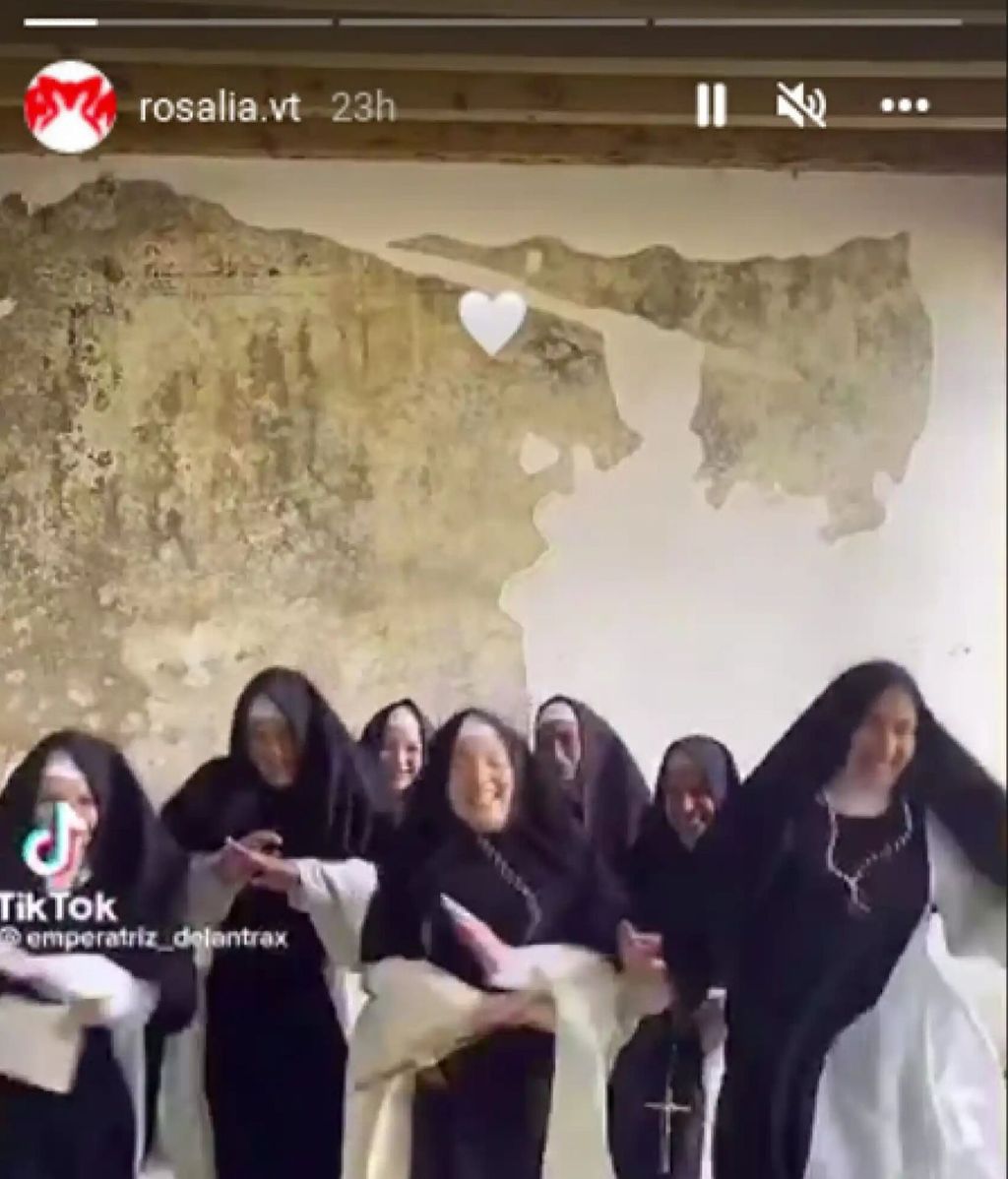 Storie de Rosalía con las supuestas monjas bailando "Bizcochito"