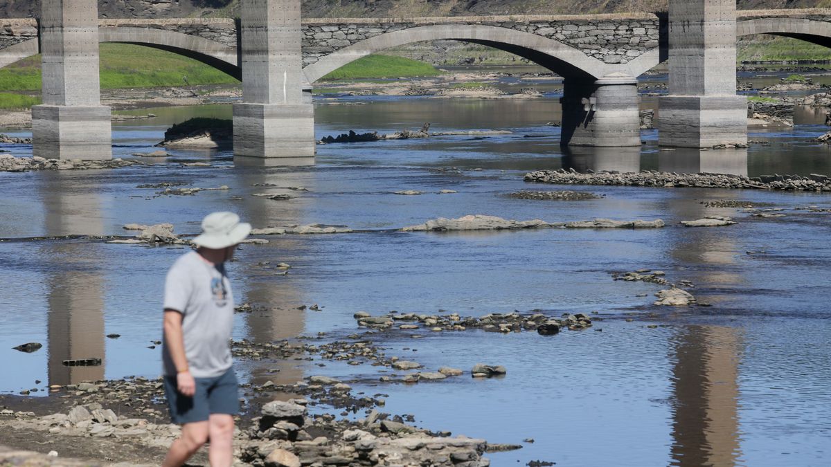 Un hombre camina junto al Rio Miño, Un hombre camina junto al Rio Miño,