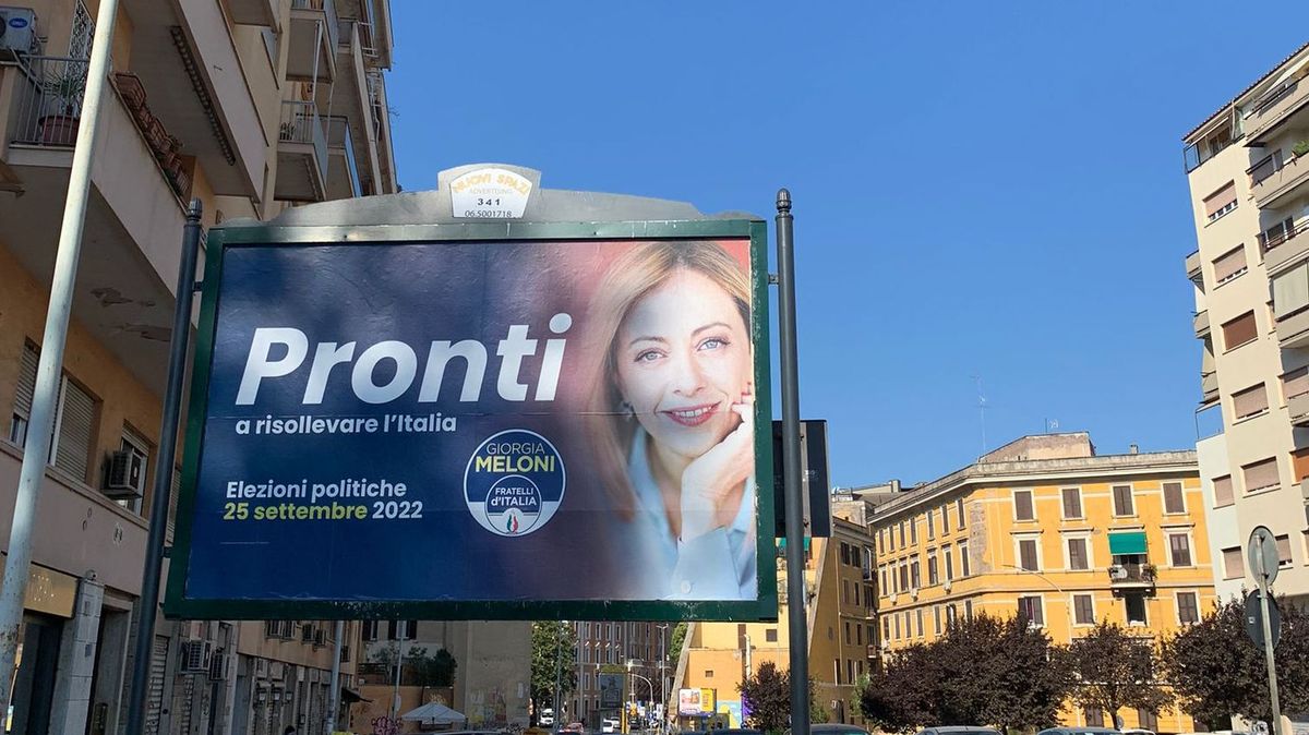 Un panel publicitario sobre la candidatura de Giorgia Meloni en el centro de Roma.