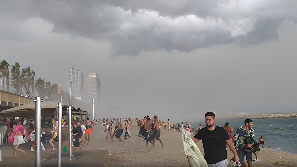 Una galerna sorprende a los bañistas de la Barceloneta