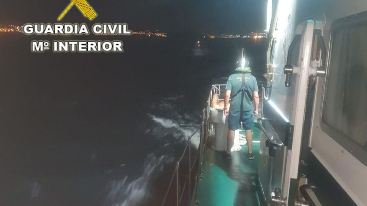 Una patrullera de la Guardia Civil acudió a la llamada de auxilio. Una patrullera de la Guardia Civil acudió a la llamada de auxilio.
