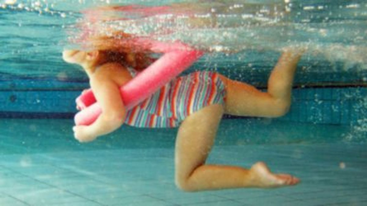 Cuatro niños, uno de ellos de 2 años, atendidos por una fuga de cloro en una piscina en Zaragoza