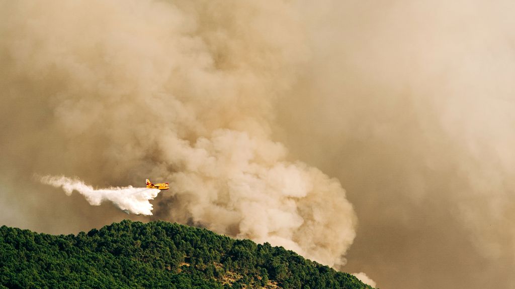 El humo complica las labores de extinción del incendio de Santa Cruz del Valle, Ávila