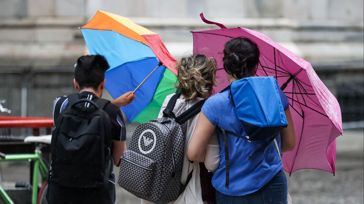EuropaPress 4537326 24 june 2022 italy milan passers by use umbrellas to protect themselves EuropaPress 4537326 24 june 2022 italy milan passers by use umbrellas to protect themselves