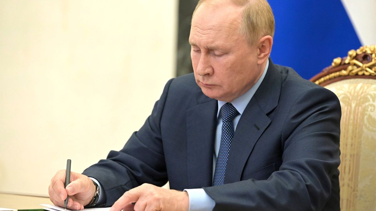 EuropaPress 4612852 03 august 2022 russia moscow russian president vladimir putin takes notes EuropaPress 4612852 03 august 2022 russia moscow russian president vladimir putin takes notes