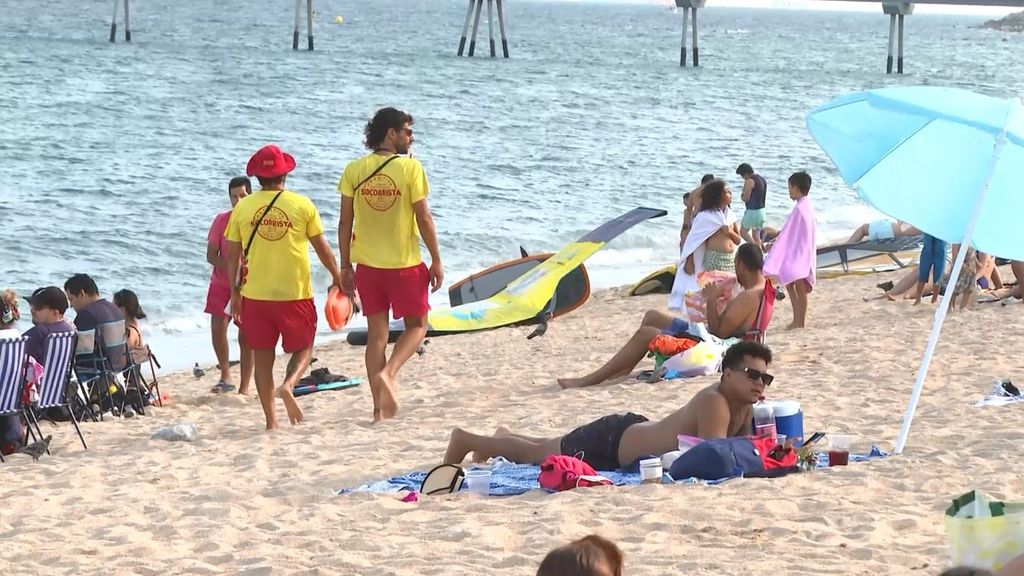Socorristas en la playa de Badalona