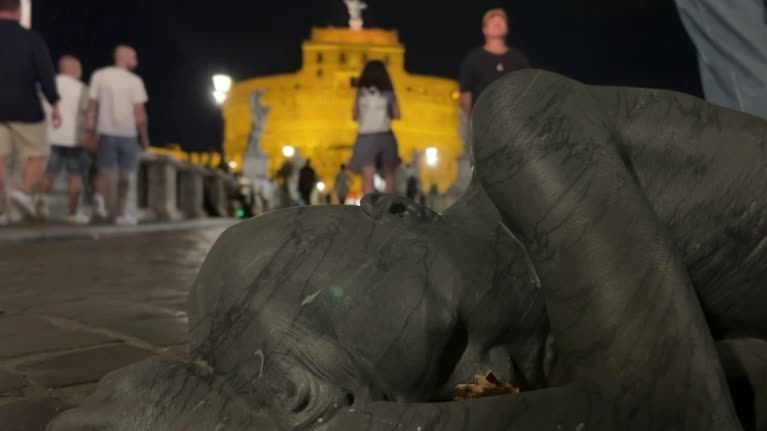 Nel cuore di Roma appare la statua di un rifugiato che dorme per strada