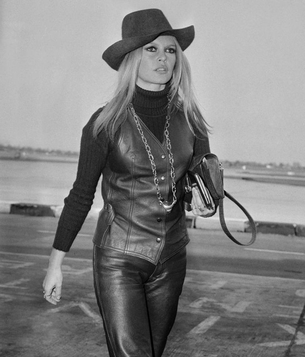Brigitte Bardot con chaleco y pantalón