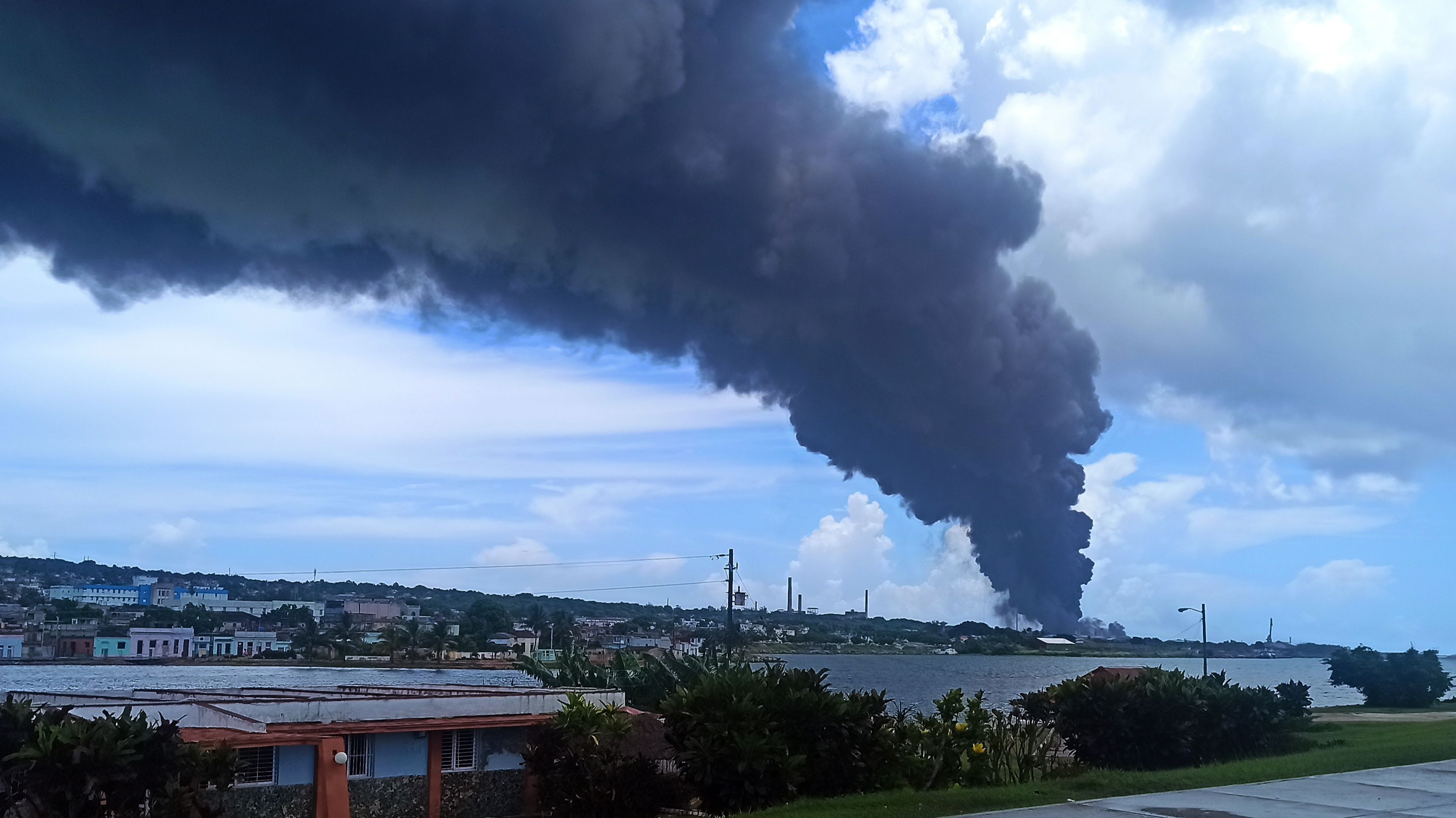 El incendio en el puerto de superpetroleros de Matanzas deja 1 bombero muerto y 121 heridos