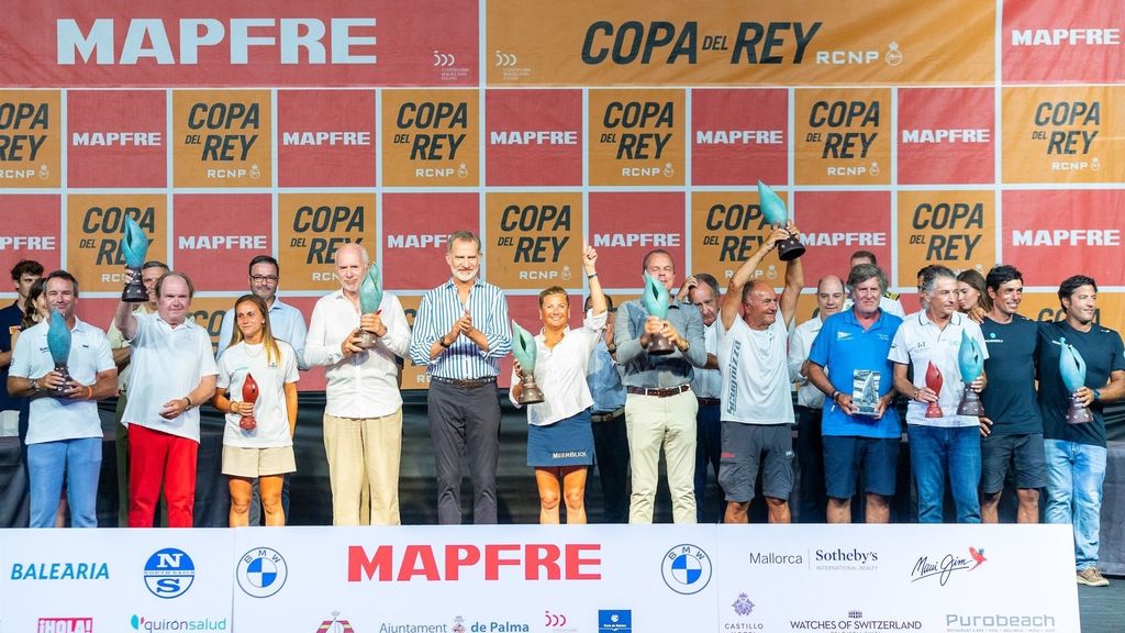 El rey Felipe VI ha entregado los galardones a los vencedores de las nueve categorías de la 40 Copa del Rey Mapfre en Palma