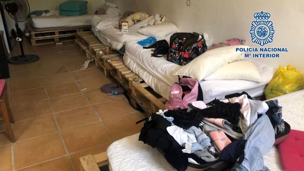 La Policía Nacional ha desarticulado un clan familiar que explotaba sexualmente a mujeres en un domicilio de Estepona, Málaga